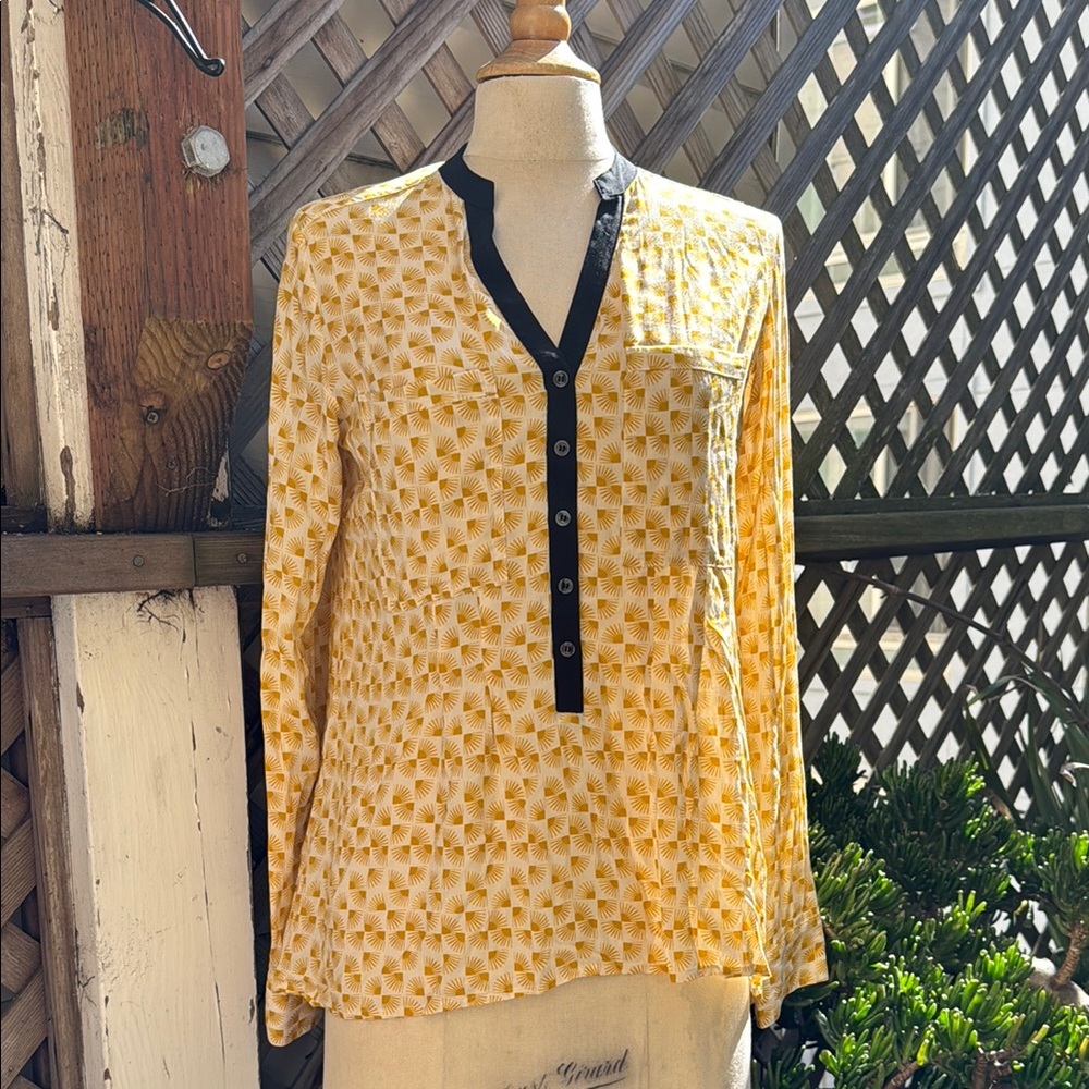 Anthropologie Vanessa Virginia, Yellow and Black Top. 
Size 2-4. GUC